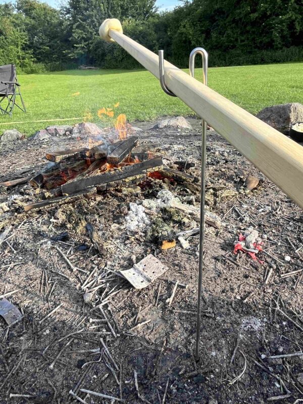 Stockbrothalter fürs Lagerfeuer – Freihändig Stockbrot & Marshmallows grillen